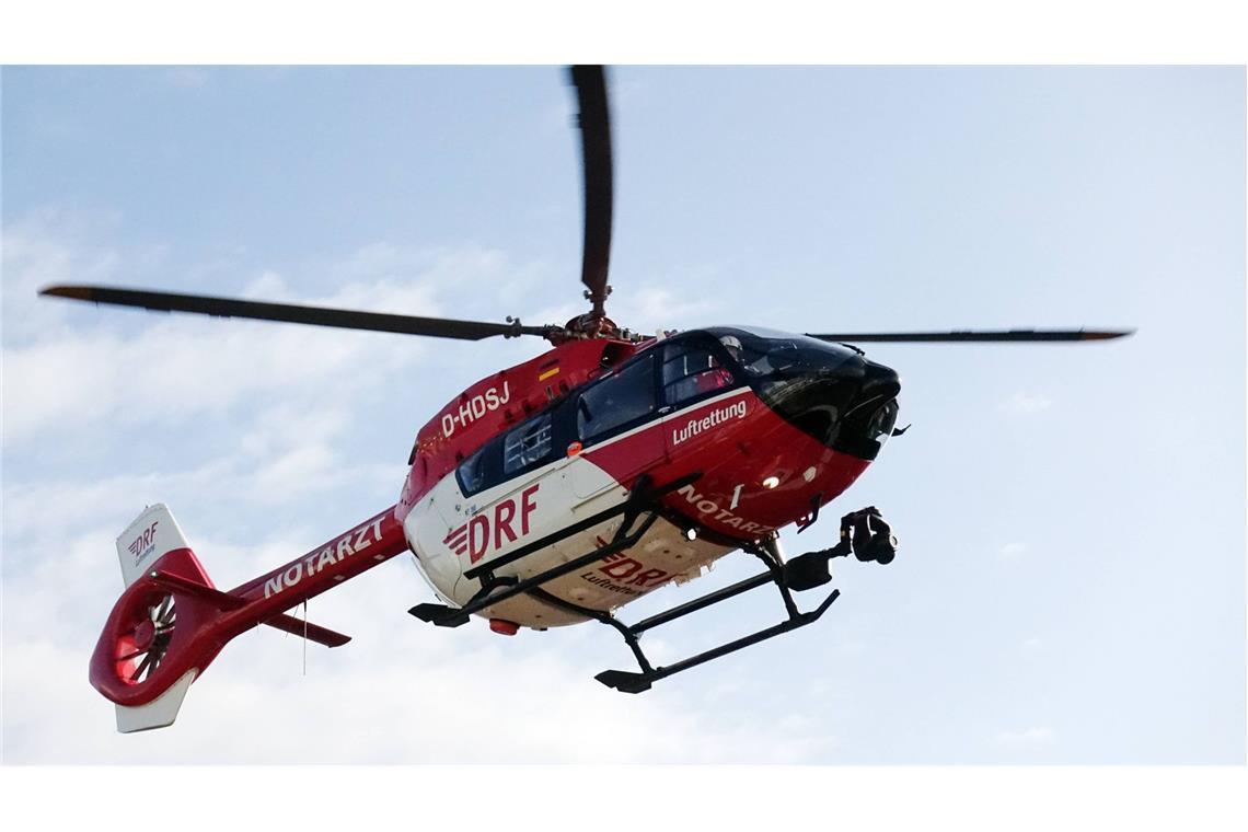 Ein Rettungshelikopter brachte die Frau in ein Krankenhaus. (Symbolfoto)