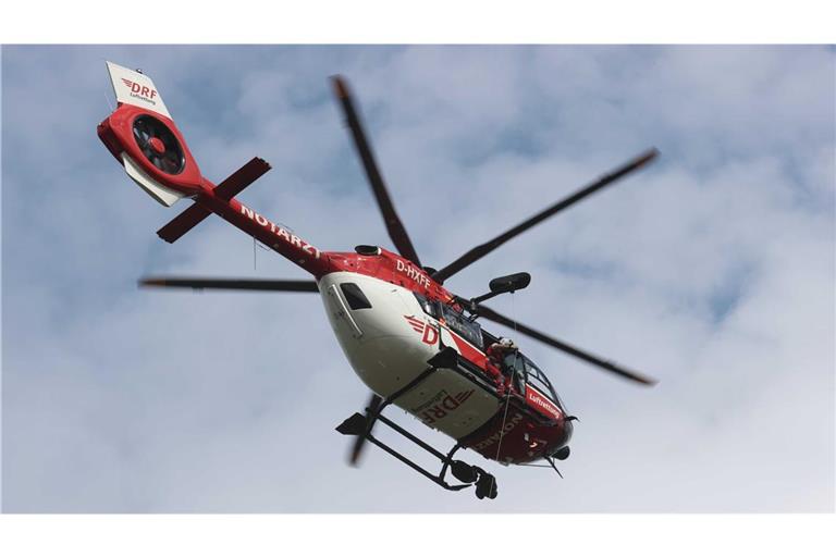 Ein Rettungshubschrauber brachte den Mann in eine Klinik. (Symbolbild)