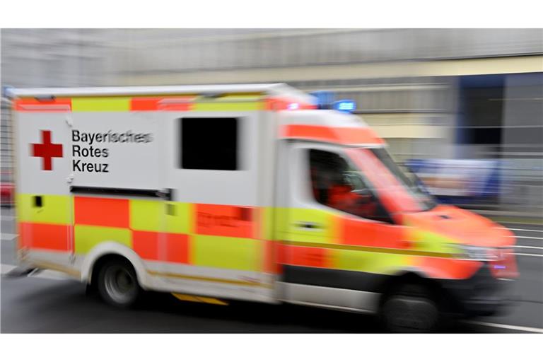 Ein Rettungswagen brachte die 14-Jährige in eine Klinik. (Symbolbild)