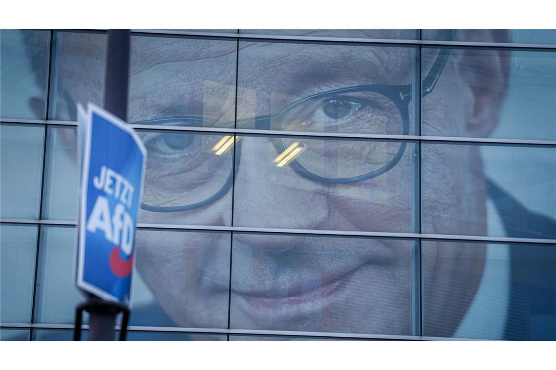 Ein riesiges Wahlplakat mit dem Konterfei von Friedrich Merz, CDU Bundesvorsitzender und CDUCSU Fraktionsvorsitzender im Bundestag, ist an der CDU-Parteizentrale hinter einem Wahlplakat der AfD zu sehen. Im Bundestag wird über ein „Zustrombegrenzungsgesetz“ der Unionsparteien entschieden.