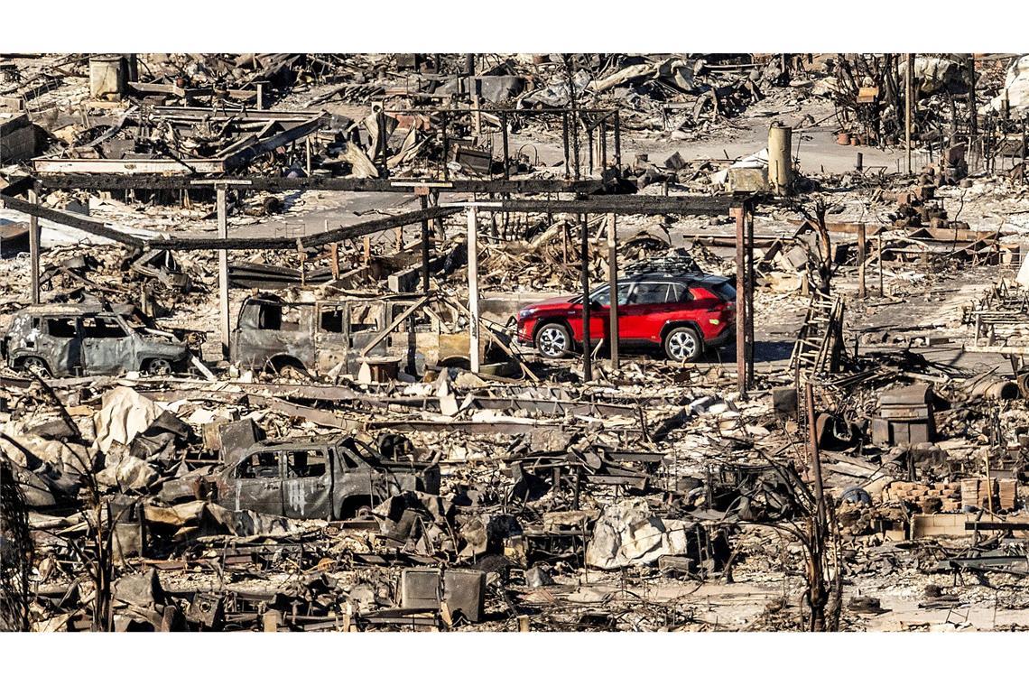 Ein rotes Auto inmitten von Trümmern: Nach den Bränden in Los Angeles.