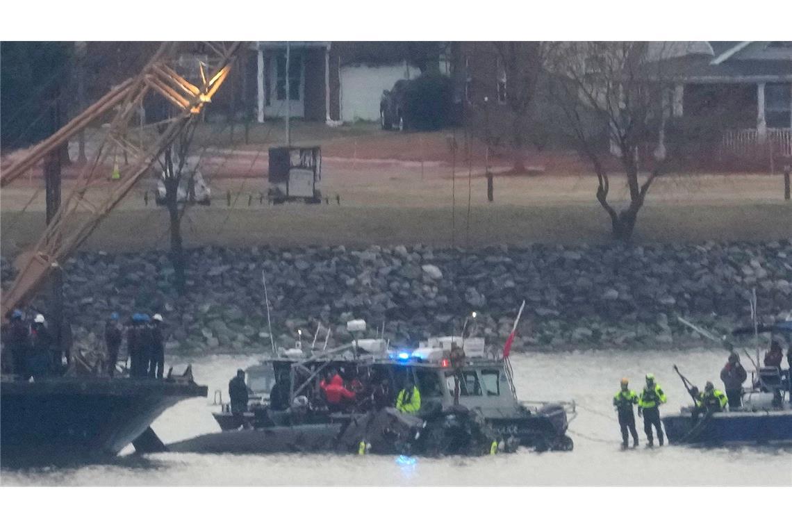 Ein Schiff der Küstenwache arbeitet mit einem Kran am Wracks eines Black-Hawk-Hubschraubers im Potomac River. Ein Passagierflugzeug und ein Militärhubschrauber sind dort nach einer Kollision in der Luft abgestürzt.