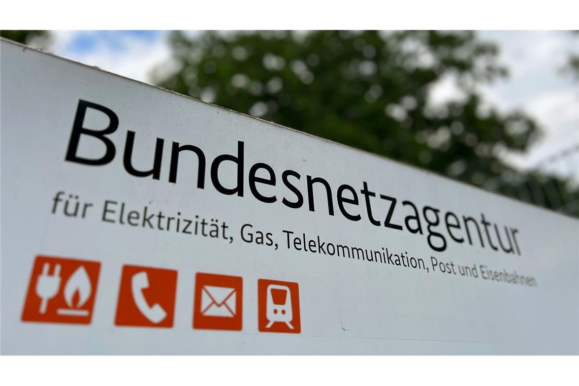 Ein Schild mit der Aufschrift "Bundesnetzagentur" steht vor dem Eingang des Dienstsitzes der Regulierungsbehörde.