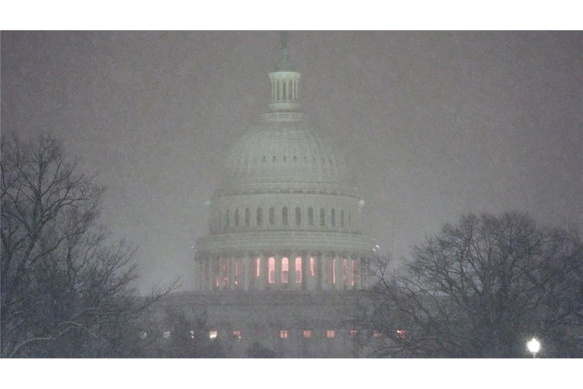 Ein Schneesturm hatte die US-Hauptstadt und das Kapitol über Nacht in Weiß gehüllt.