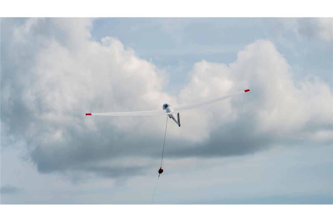 Ein Segelflugzeug hebt mit Hilfe einer Seilwinde vom Flugplatz auf der Wasserkuppe ab.