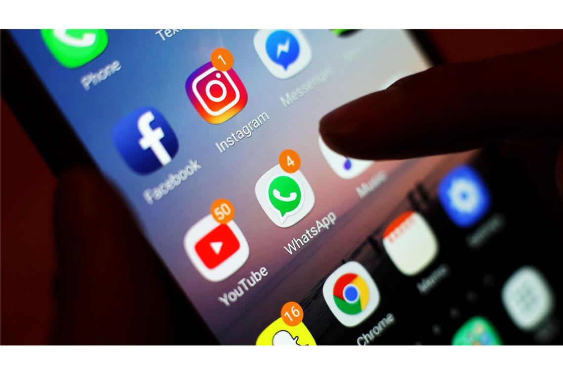 Ein Smartphone-Display mit Symbolen von Apps, die man auch zum Telefonieren und Videotelefonieren nutzen kann, etwa Facebook Messenger und Whatsapp.