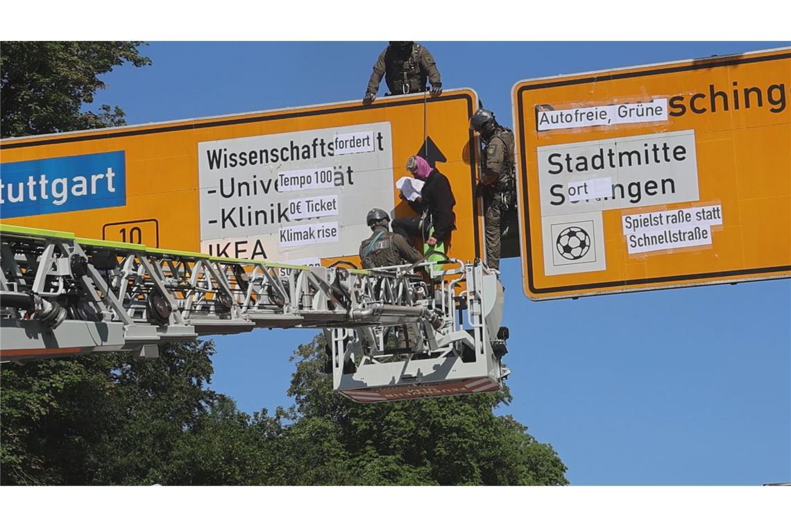 Ein Spezialeinsatzkommando der Polizei hatte die Klimaaktivisten damals von einem  Verkehrsschild an der Adenauerbrücke in Ulm geholt.