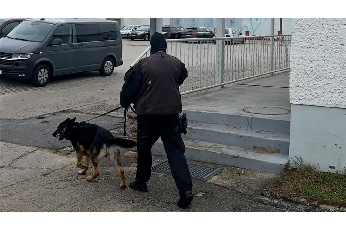 Ein Spürhund kommt zum Einsatz am Vereinssitz des Islamischen Zentrums in Fürstenwalde im Osten Brandenburgs.