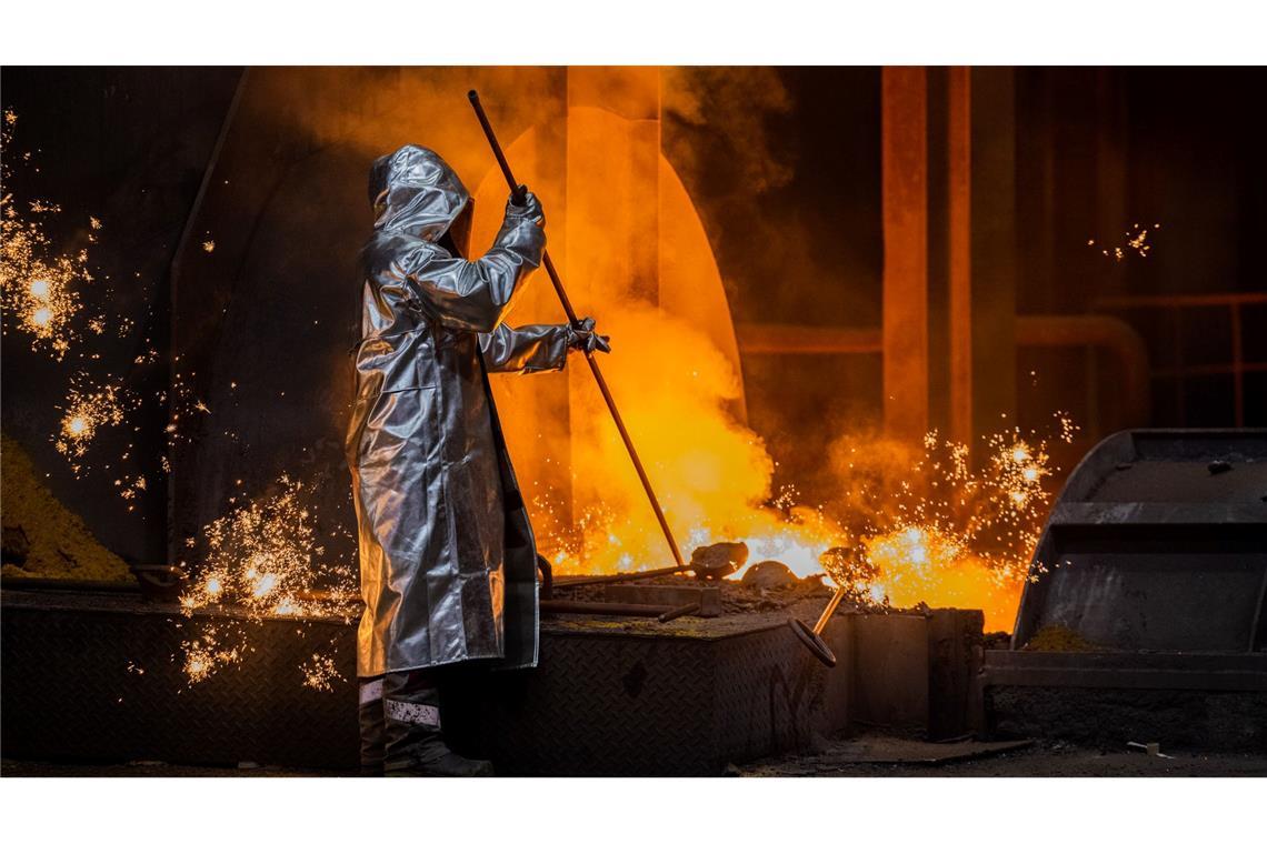 Ein Stahlarbeiter von Thyssenkrupp arbeitet am Hochofen 8 auf dem Werksgelände.