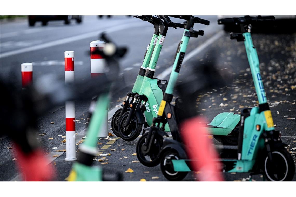 Ein Stellplatz mit Elektrischen Tretrollern, die auch E-Scooter oder E-Tretroller genannt werden.