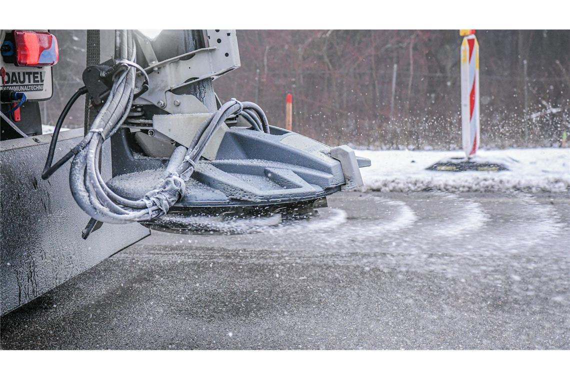 Ein Streufahrzeug auf der A7 im Einsatz. Laut Deutschem Wetterdienst sind Glatteis und starke Verkehrsbehinderungen zu erwarten.