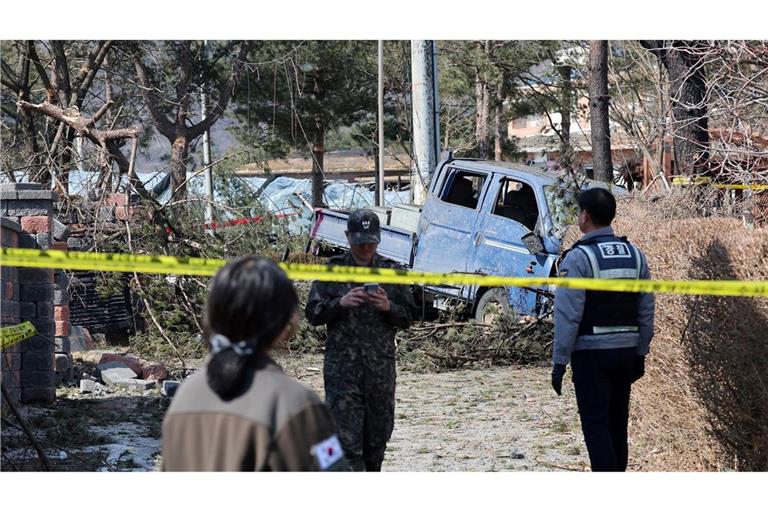 Ein südkoreanisches Kampfflugzeug hat versehentlich Bomben über einem Dorf abgeworfen.