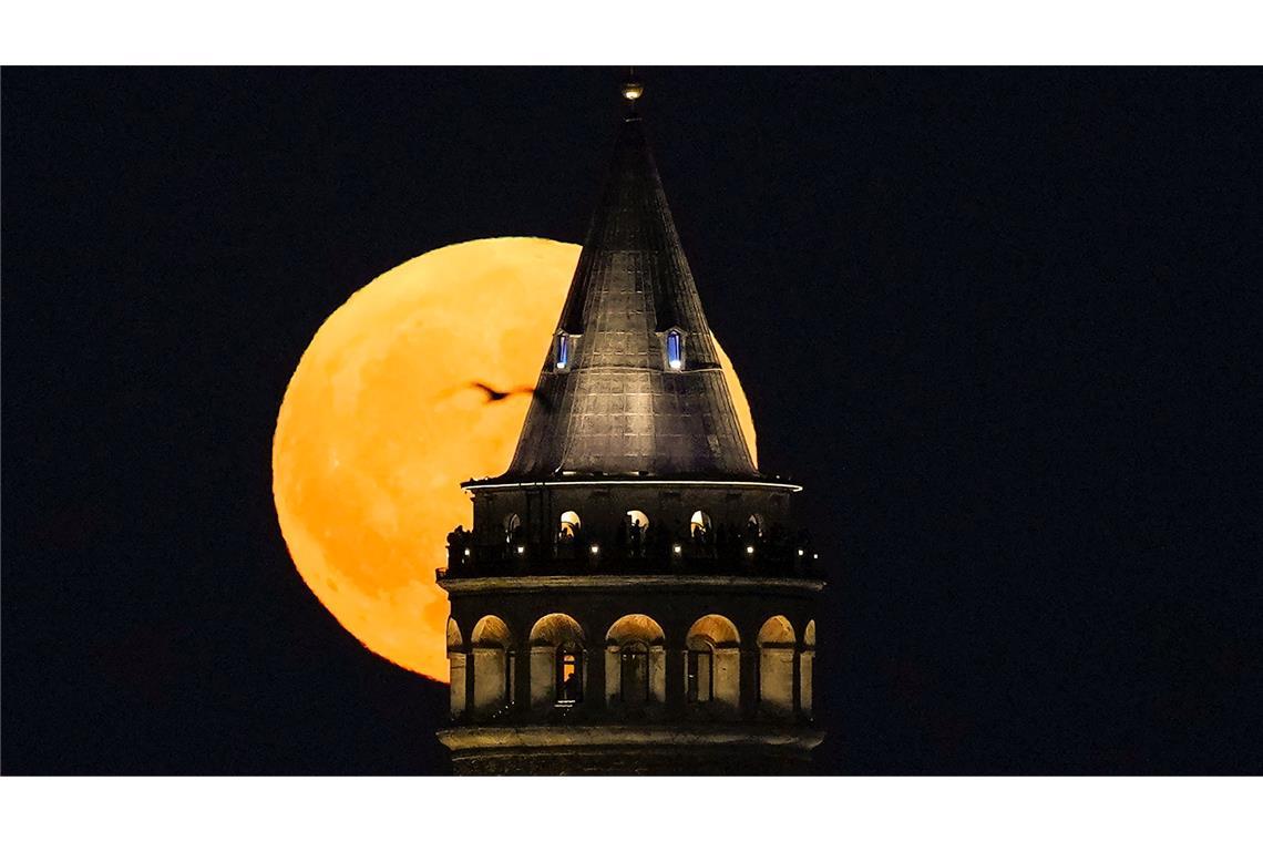 Ein Supermond geht hinter dem Galata-Turm in Istanbul auf.