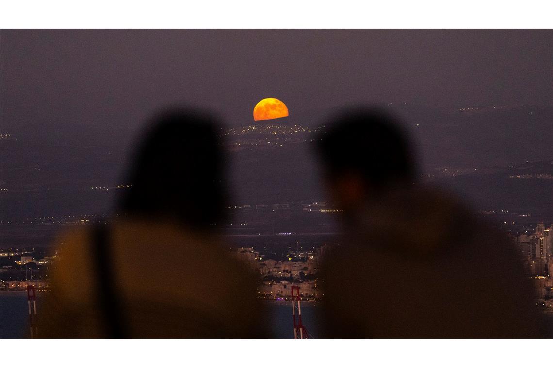 Ein Supermond geht nahe der Grenze zwischen Israel und dem Libanon auf.