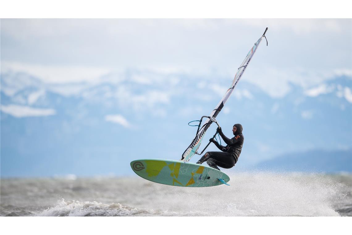 Ein Surfer ist auf dem Bodensee vermeintlich in Seenot geraten (Symbolbild).