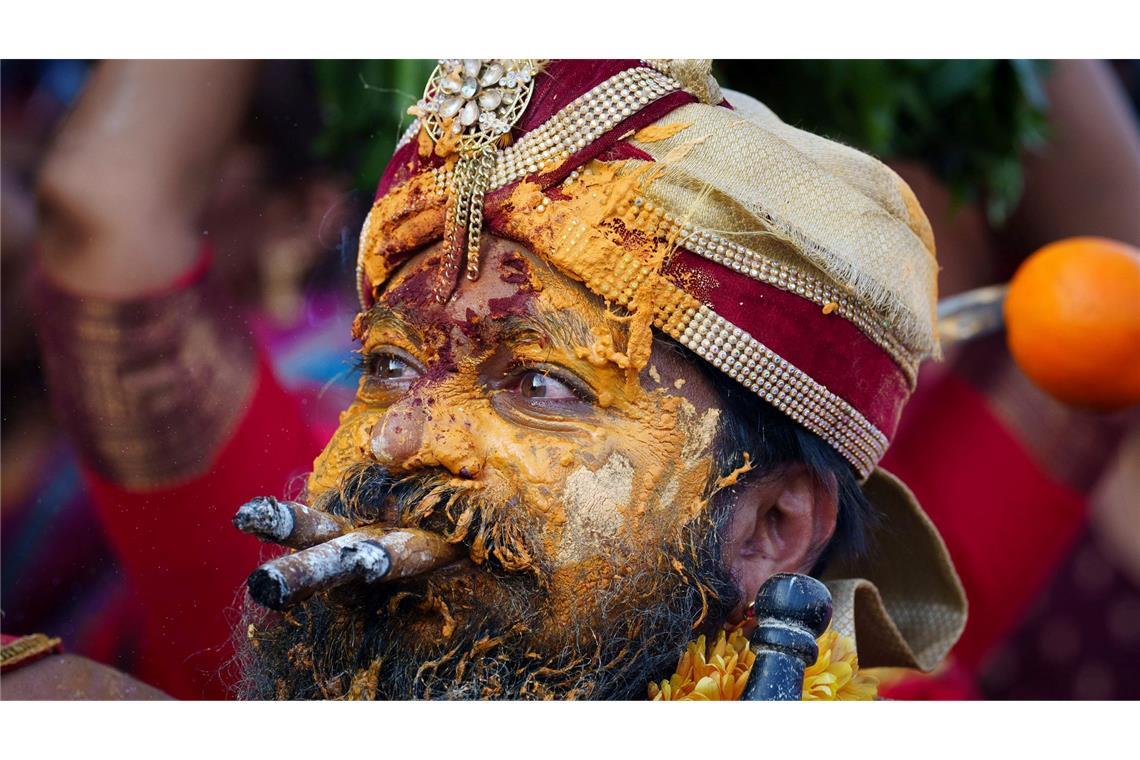 Ein tamilischer Hindu-Priester trägt bei einer Prozession während des Thaipusam-Festes in Malaysia antiseptisches Puder auf seinem Gesicht.