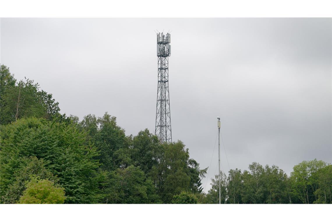 Ein Telefonmast ist in Frankreich mutmaßlich aufgrund eines Sabotageakts ausgefallen (Archivbild).