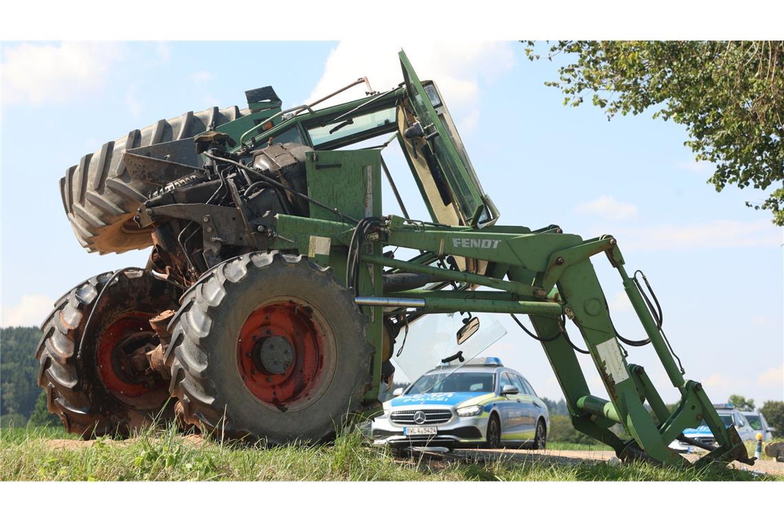 Ein Traktor hat bei der Auffahrt auf eine Landstraße bisherigen Erkenntnissen der Polizei zufolge die Vorfahrt missachtet und ist mit einem Auto zusammengestoßen.