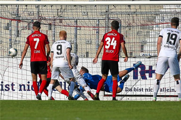 Ein Treffer ins SG-Kontor. In der dritten Minute der Nachspielzeit gelang Balingen (weiße Trikots) noch das 2:2. Großaspachs Fußballer trauern zwei verlorenen Punkten hinterher. Foto: A. Becher