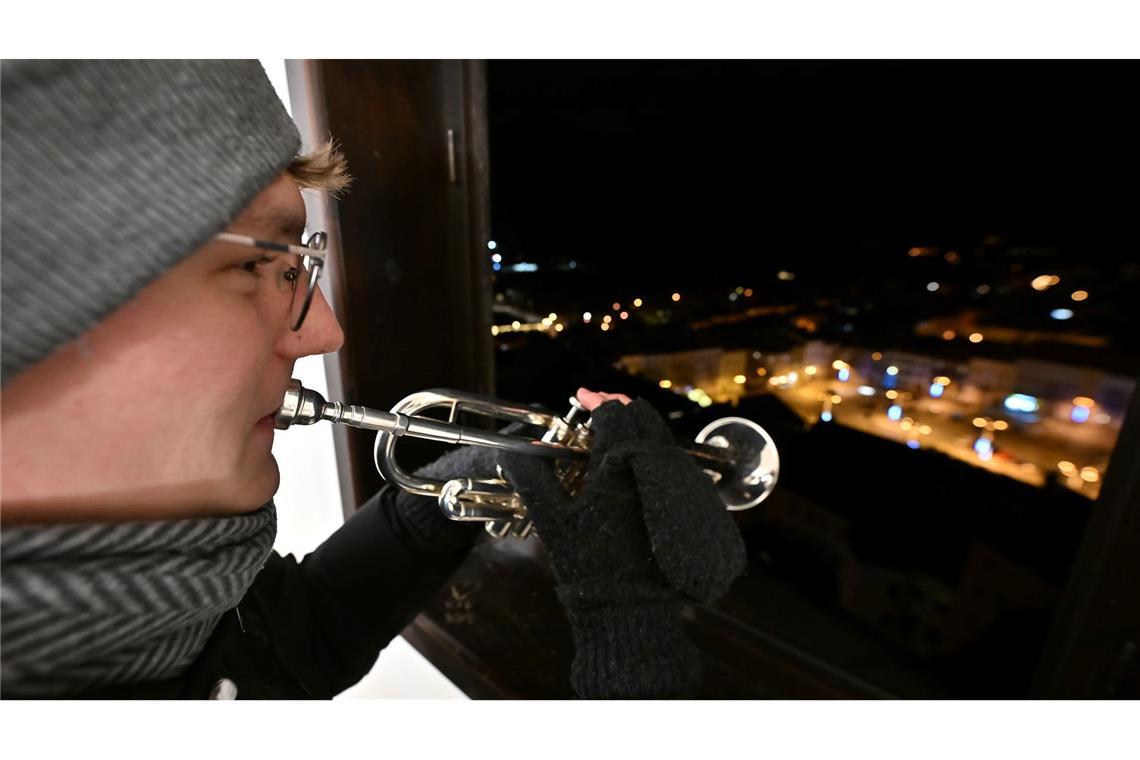 Ein Trompeter spielt mit anderen Blechbläsern Weihnachtslieder am Heiligabend vom Turm der Kirche St. Jakobus der Ältere in Jihlava, Tschechien.