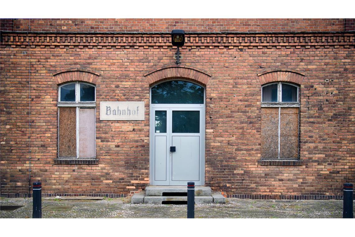 Ein verkauftes und runtergekommenes Bahnhofsgebäude auf der Strecke Dresden-Berlin. (Archivbild)