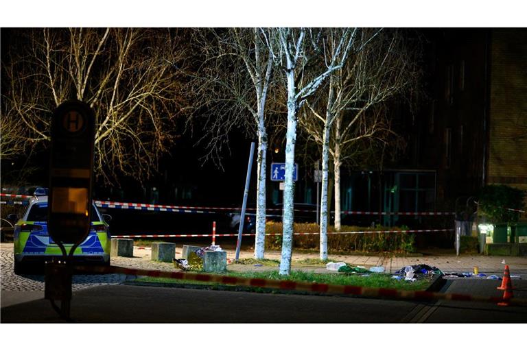 Ein vermutlich psychisch kranker Mann ist am Abend bei einem Polizeieinsatz durch einen Schuss aus der Dienstwaffe eines Beamten tödlich verletzt worden.