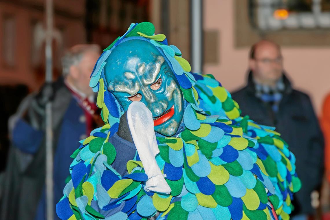 Ein Wasserfratz beweint den Abschied von der Fasnet.