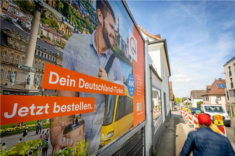 Ein Werbeplakat zur Einführung des Deutschlandtickets im Frühjahr in Backnang. Jetzt gibt es von der Stadt Murrhardt einen monatlichen Zuschuss zum Ticket, um selbst als Arbeitgeberin attraktiver zu werden. Foto: Alexander Becher