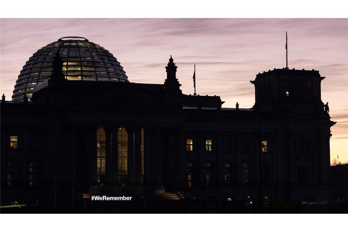 Ein „WeRemeber“-Schriftzug steht auf den Treppen des Reichstagsgebäude.