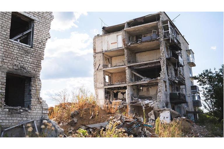 Ein Wohnhaus in Isjum. Zerstört von einer Fliegerbombe vor zwei Jahren. Anschließend war die Stadt ein halbes Jahr lang russisch besetzt.