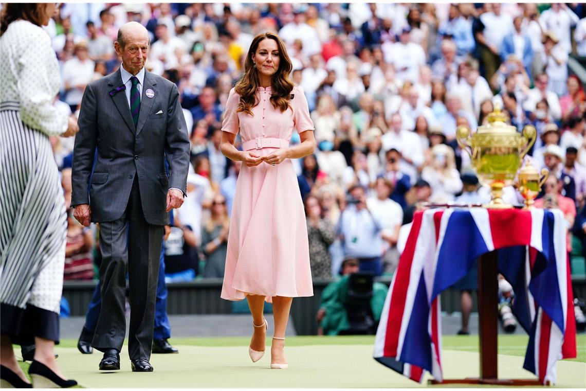 Ein zartes Chiffonkleid von Beulah London kleidete <b>Herzogin Kate</b> beim Tennisturnier von Wimbledon 2021 gut – ...