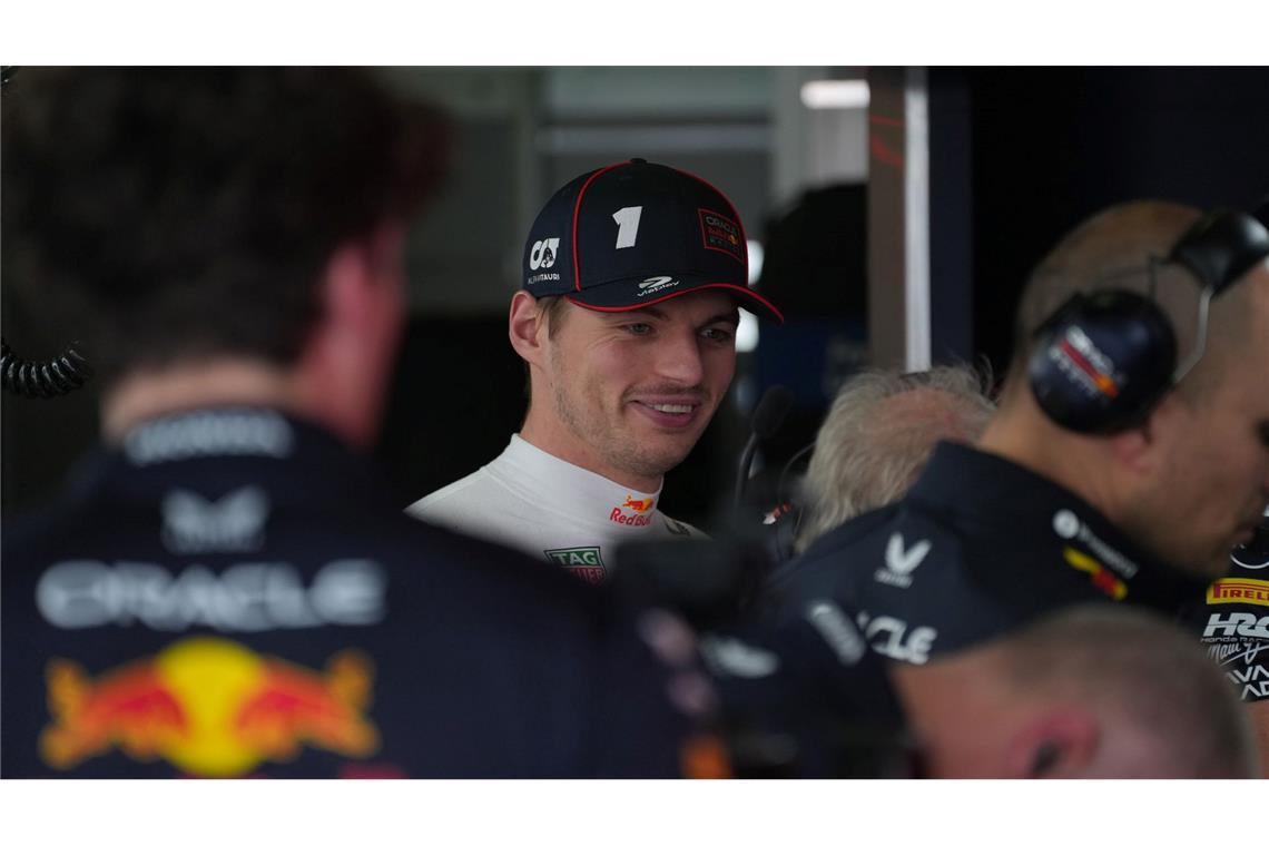 Ein zufriedener Verstappen - selbst überrascht von Red Bull.