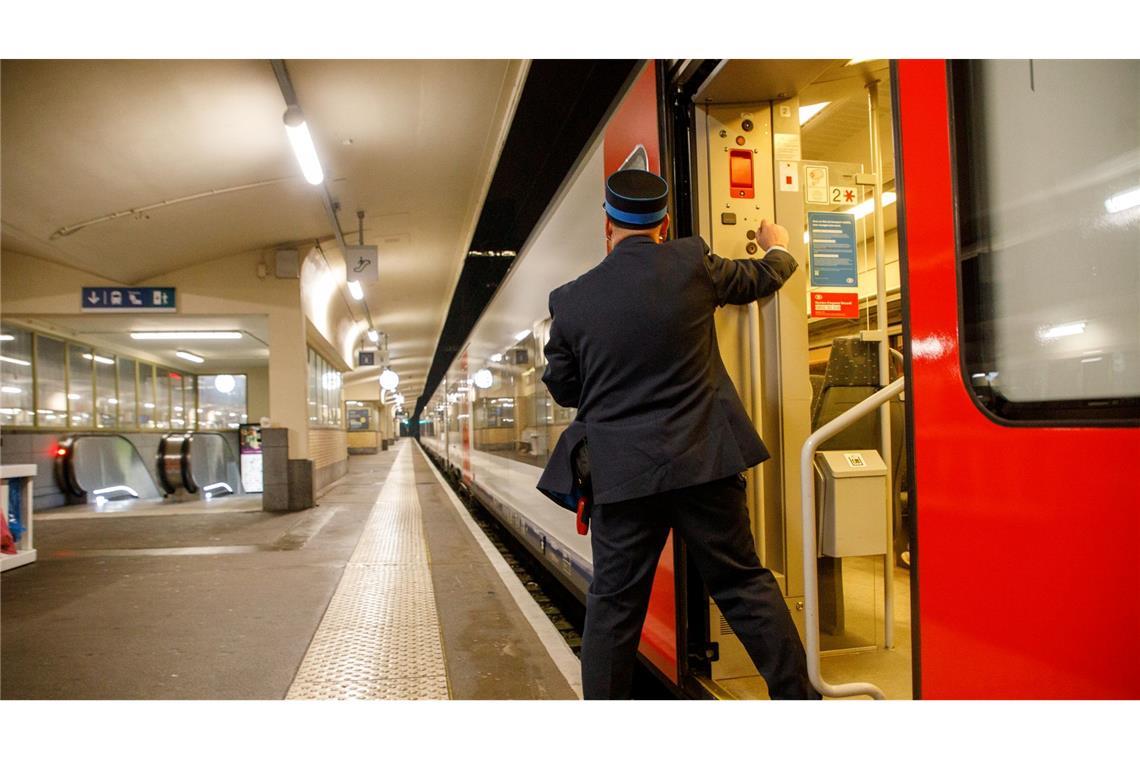 Ein Zugführer besteigt einen der letzten noch fahrenden Züge vor dem Beginn eines 24-stündigen Streiks der belgischen Eisenbahngesellschaften.