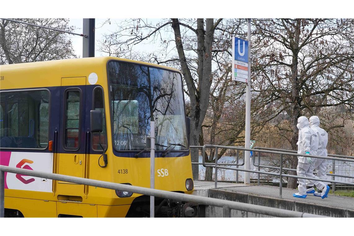 Ein Zwölfjähriger ist bei einem Unfall mit einer Straßenbahn tödlich verletzt worden.