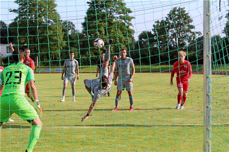 Eine akrobatische und von Erfolg gekrönte Flugeinlage: Mit einem Fallrückzieher erzielte Mario Marinic das 2:0 für die TSG.Foto: A. Hornauer