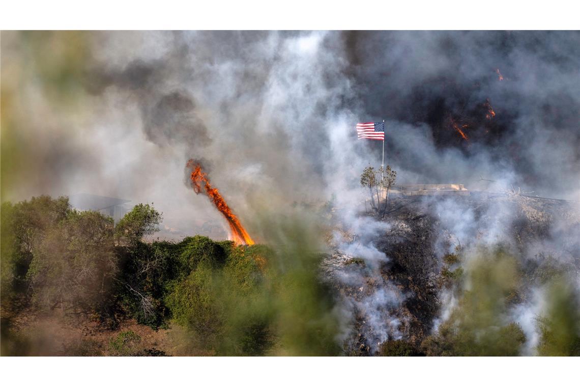 Eine amerikanische Flagge weht über einem Teil des Mandeville Canyon