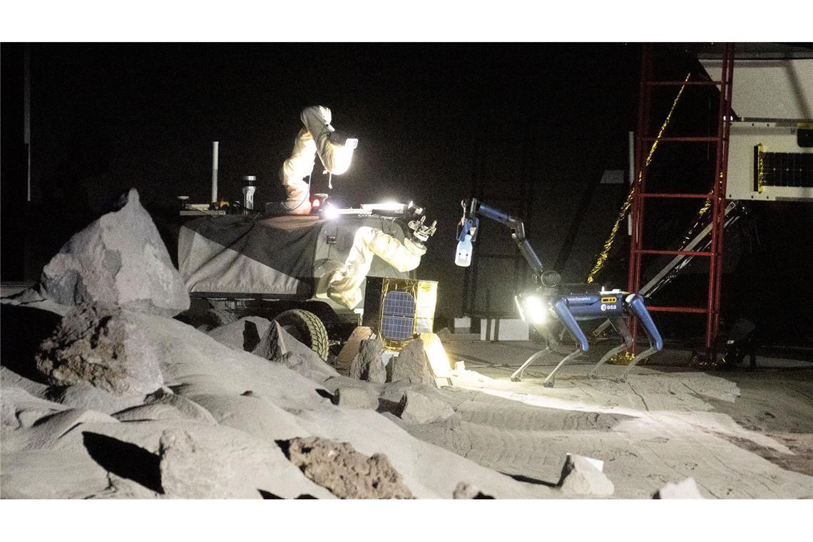 Eine Art Mini-Raumschiff, ein "Mond-Rover" auf Rädern, während einer Trainingseinheit in der neuen Luna-Halle im Rahmen der Eröffnungsfeierlichkeiten im Europäischen Astronautenzentrum (Eac) der Esa.