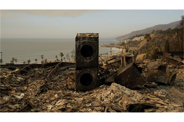 Eine ausgebrannte Waschmaschine und ein Trockner stehen noch in einem vom Palisades-Feuer abgebrannten Haus im Stadtteil Pacific Palisades.