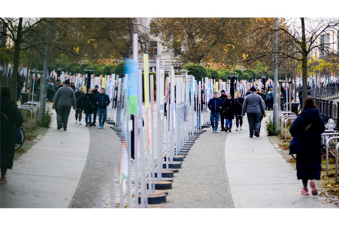 Eine Ausstellung zeichnet entlang der Spree zeichnet den Weg der Berliner Mauer nach (Spiegelung in Bildschirm).