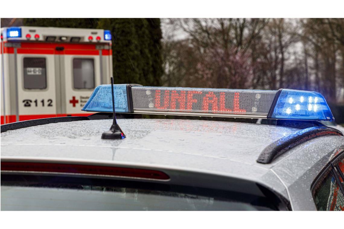 Eine Autofahrerin ist bei einem Zusammenstoß mit einem Traktor in der Nähe von Schwendi (Kreis Biberach) schwer verletzt worden (Symbolfoto).