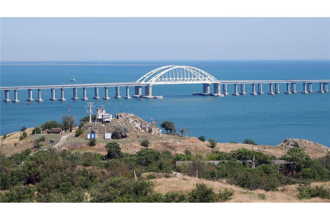 Eine Brücke über die Meerenge von Kertsch verbindet seit Jahren die von Russland annektierte Krim mit dem russischen Festland. (Archivbild)