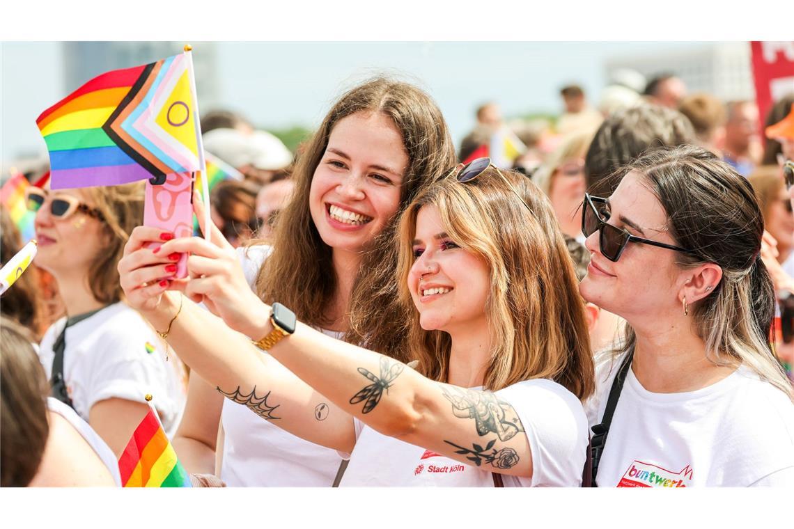 Eine CSD-Teilnehmern macht von sich und ihren Freundinnen ein Selfie.