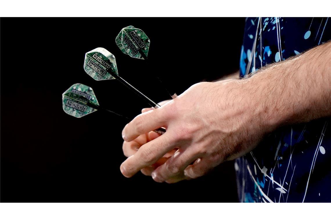 Eine Detailaufnahme der Darts von Luke Humphries bei der Darts-WM in London.