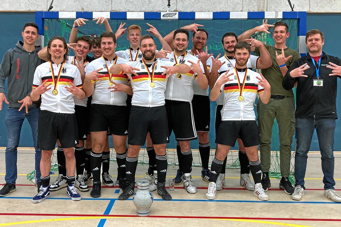 Eine erfolgreiche und verschworene Einheit: Die Fünferradballer des RSV Waldrems mit Trainer Tobias Herczeg, Martin Frey, Leon Weißhaar, Ersatzspieler Mika Heckelmann, Patrick Fleischmann, Philipp Völk, Björn Bootsmann, David Piesch, Markus Weller, Marcel Schüle, Andreas Bertsch, dem beim Finale nicht zum Kader zählenden Tobias Haan und Trainer Markus Heckelmann (von links). Foto: privat