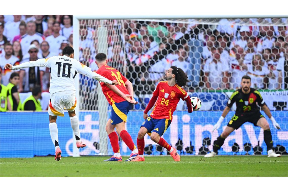 Eine Fehlentscheidung: Nach einem Bericht der UEFA-Schiedsrichterkommission hätte es für dieses Handspiel im EM-Viertelfinale Elfmeter für Deutschland geben müssen.