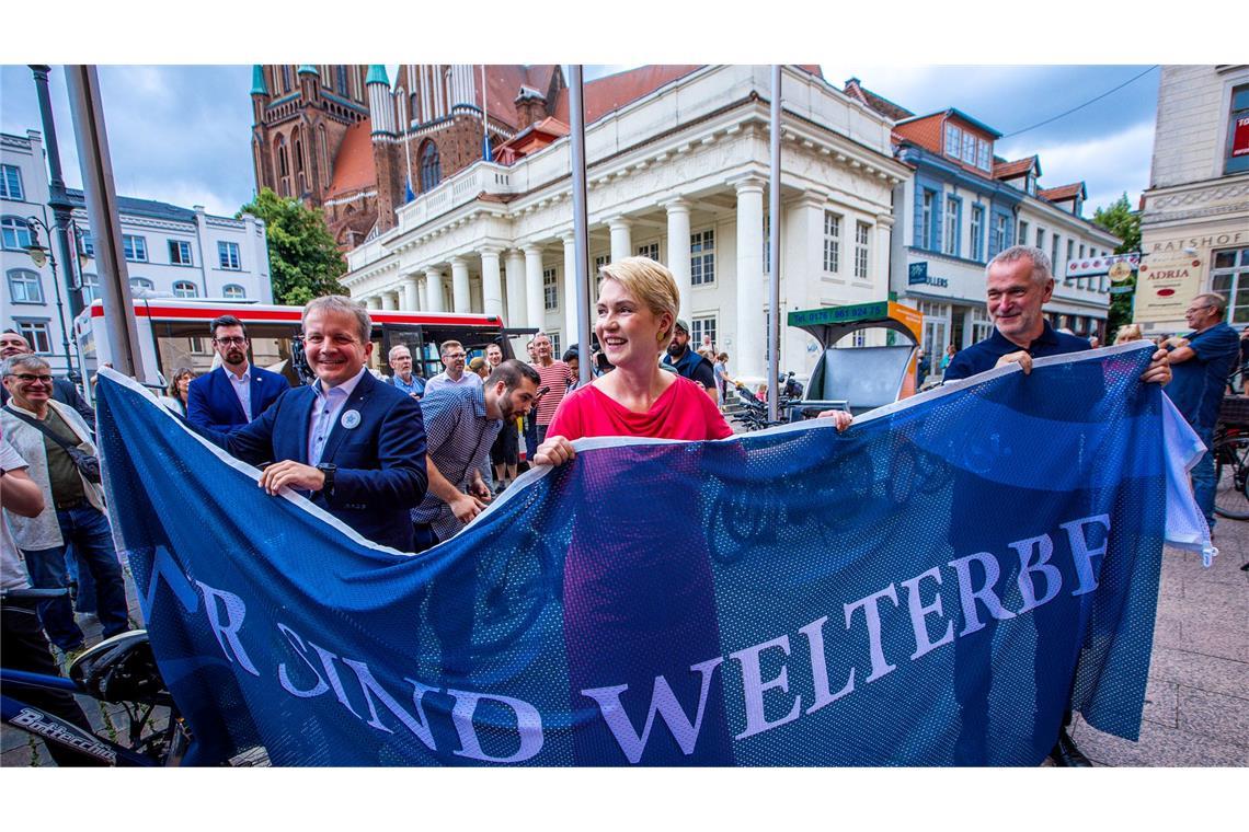 Eine Flagge drückt die Freude über die Ernennung zum Welterbe aus