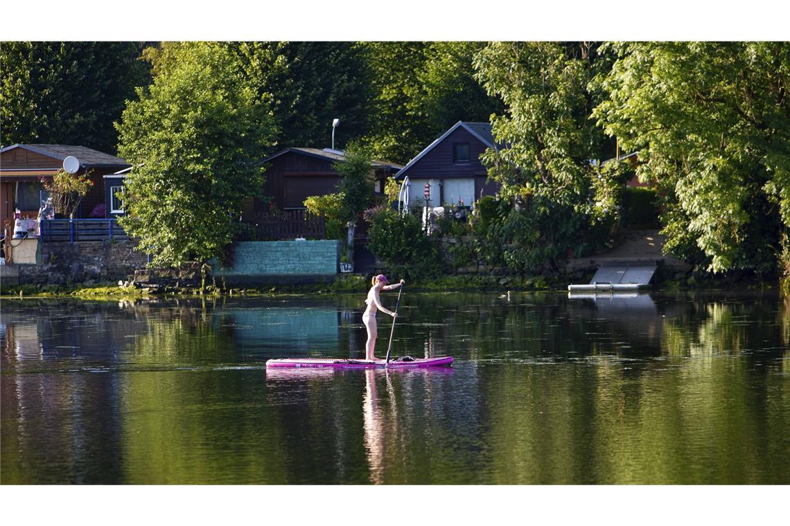 Eine Frau stürzt von ihrem Stand-up-Paddle in den Fluss, die Rettungskräfte können sie nur noch tot bergen.