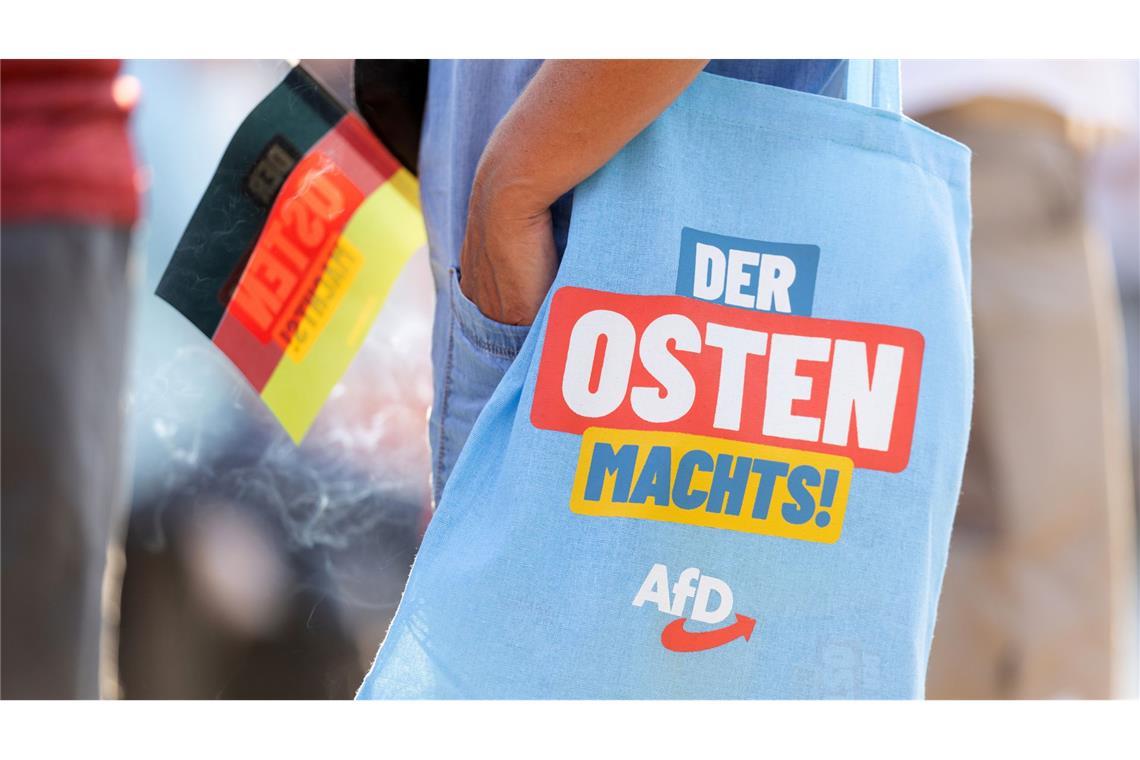 Eine Frau trägt eine Tasche mit der Aufschrift „Der Osten machts!“ beim Wahlkampf der AfD Thüringen auf dem Marktplatz.