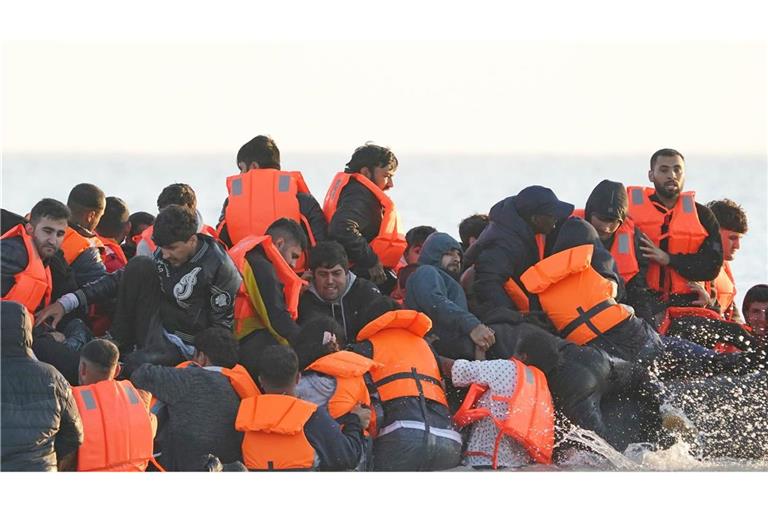 Eine Gruppe von Menschen, bei denen es sich vermutlich um Migranten handelt, im Juli in Frankreich.