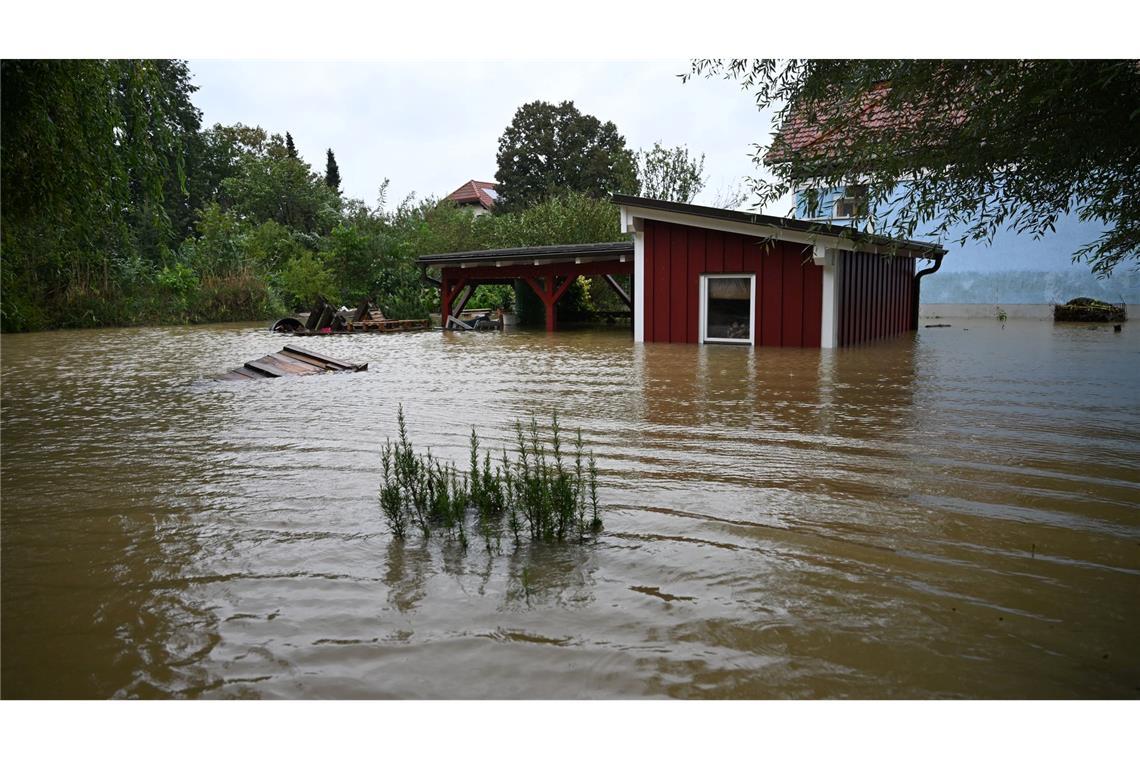 Eine Hütte in Pottenbunn im österreichischen Gebiet St. Pölten ist von Hochwasser umgeben.